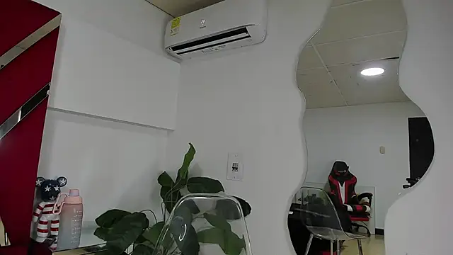 Snapshot of Milanxht chatting on October 22, 2025, 8:41 pm Milanxht online show from October 22, 2025, 8:41 pm