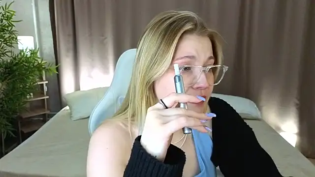 Snapshot of Colleen_Blake chatting on April 18, 2026, 7:07 pm Colleen Blake online show from April 18, 2026, 7:07 pm