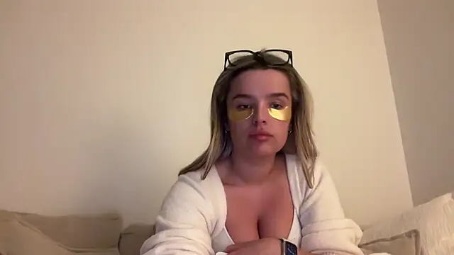 maisiesmithx online show from April 16, 2026, 8:20 pm