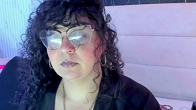 Reginavegaa online show from May 9, 2026, 9:25 am
