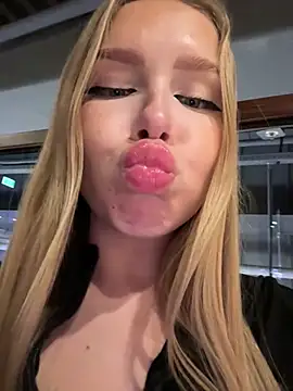 Snapshot of mur_girl chatting on December 3, 2024, 1:54 pm mur girl online show from December 3, 2024, 1:54 pm