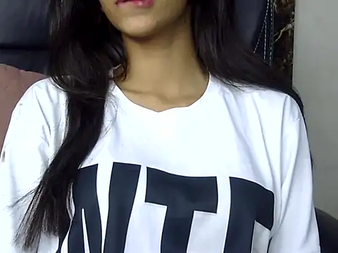 Snapshot of MAAYRA_09 chatting on March 12, 2025, 9:24 pm MAAYRA 09 online show from March 12, 2025, 9:24 pm