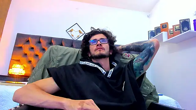 Snapshot of Loggan_donnelly chatting on December 21, 2024, 1:47 am Loggan donnelly online show from December 21, 2024, 1:47 am