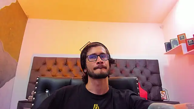 Snapshot of Loggan_donnelly chatting on December 28, 2024, 12:04 am Loggan donnelly online show from December 28, 2024, 12:04 am