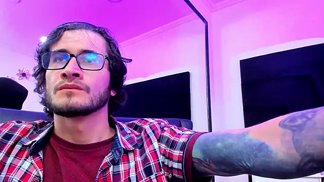 Snapshot of Loggan_donnelly chatting on December 31, 2024, 2:51 am Loggan donnelly online show from December 31, 2024, 2:51 am