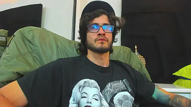 Snapshot of Loggan_donnelly chatting on January 6, 2025, 12:16 am Loggan donnelly online show from January 6, 2025, 12:16 am