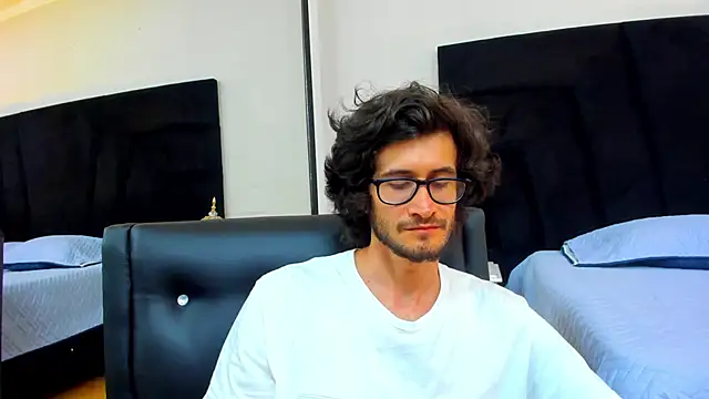 Snapshot of Loggan_donnelly chatting on February 14, 2025, 3:33 am Loggan donnelly online show from February 14, 2025, 3:33 am