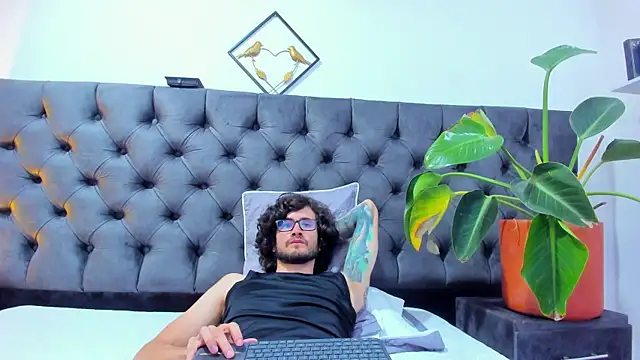 Snapshot of Loggan_donnelly chatting on February 28, 2025, 12:10 am Loggan donnelly online show from February 28, 2025, 12:10 am