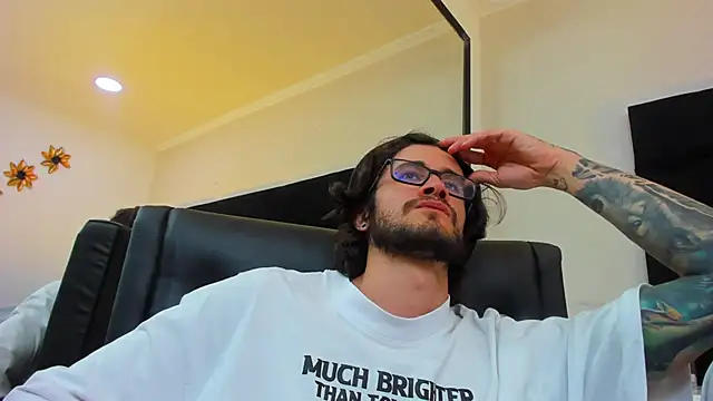 Snapshot of Loggan_donnelly chatting on March 4, 2025, 12:29 am Loggan donnelly online show from March 4, 2025, 12:29 am