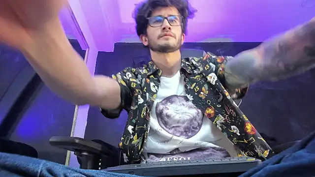 Snapshot of Loggan_donnelly chatting on October 2, 2025, 6:48 pm Loggan donnelly online show from October 2, 2025, 6:48 pm