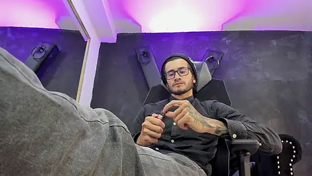 Snapshot of Loggan_donnelly chatting on October 8, 2025, 9:01 pm Loggan donnelly online show from October 8, 2025, 9:01 pm