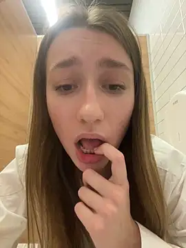 Lia  Love online show from December 4, 2024, 4:16 pm