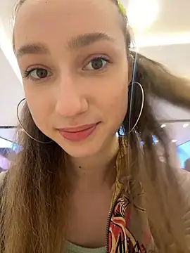 Lia  Love online show from December 17, 2024, 12:43 pm