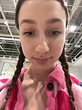 Lia  Love online show from February 7, 2025, 12:28 pm