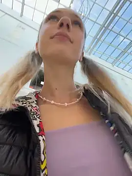 Lia  Love online show from September 17, 2025, 1:13 pm