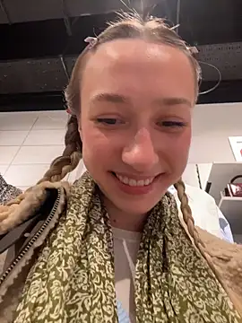 Lia  Love online show from October 6, 2025, 12:13 pm