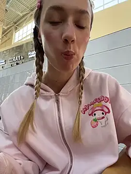 Lia  Love online show from November 14, 2025, 12:04 pm