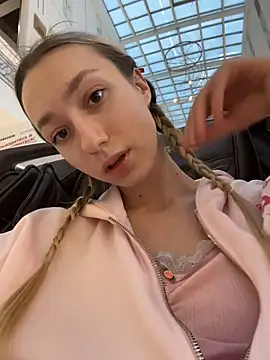 Lia  Love online show from November 20, 2025, 12:05 pm