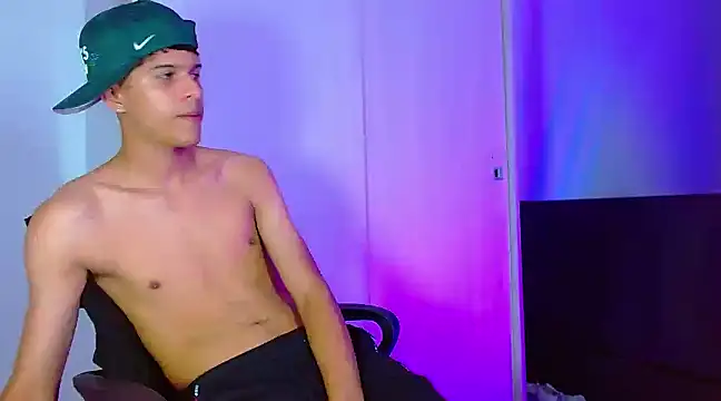 Snapshot of LiamGadiell chatting on December 24, 2024, 12:33 am LiamGadiell online show from December 24, 2024, 12:33 am