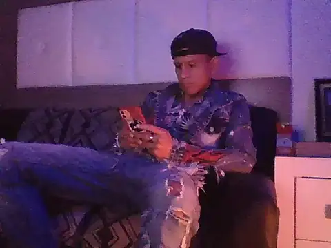 Snapshot of oiram27 chatting on November 30, 2025, 3:27 pm oiram27 online show from November 30, 2025, 3:27 pm