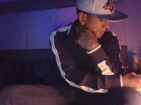 Snapshot of oiram27 chatting on December 3, 2025, 5:15 am oiram27 online show from December 3, 2025, 5:15 am