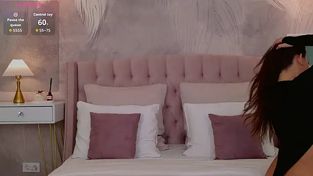 milaleoneli online show from April 5, 2026, 3:09 pm