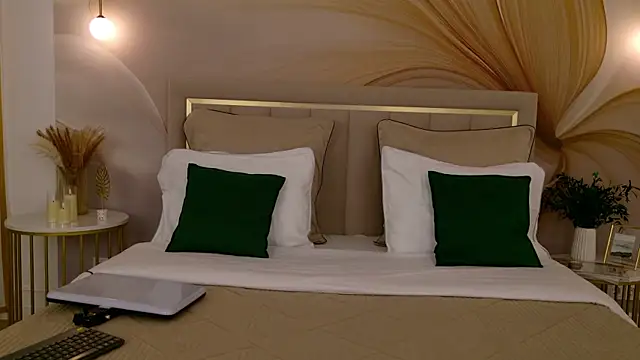 milaleoneli online show from July 25, 2026, 2:58 pm