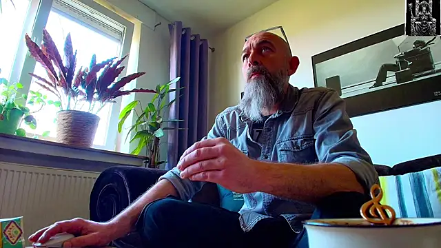 Snapshot of Kingsscepter chatting on March 9, 2025, 1:37 pm Kingsscepter online show from March 9, 2025, 1:37 pm