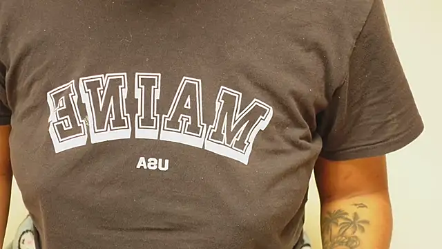 Snapshot of IzzyyBeelmonth chatting on December 21, 2024, 7:27 pm IzzyyBeelmonth online show from December 21, 2024, 7:27 pm