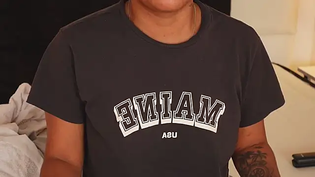 Snapshot of IzzyyBeelmonth chatting on December 22, 2024, 7:31 pm IzzyyBeelmonth online show from December 22, 2024, 7:31 pm