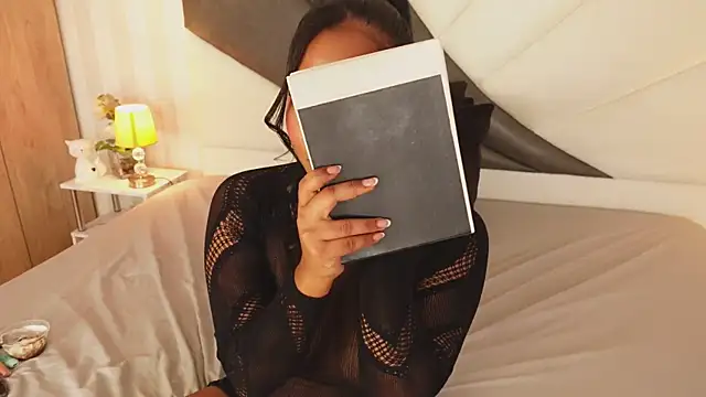 Snapshot of IzzyyBeelmonth chatting on December 23, 2024, 1:40 am IzzyyBeelmonth online show from December 23, 2024, 1:40 am