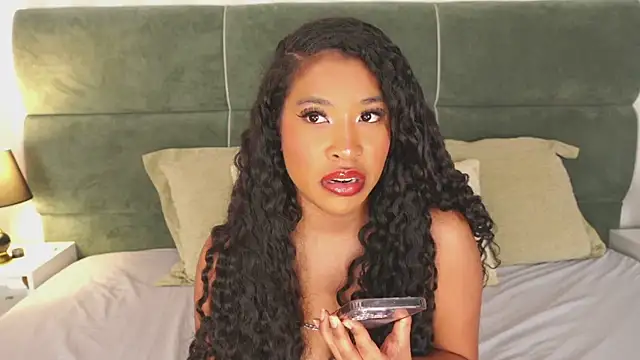 Snapshot of IzzyyBeelmonth chatting on March 6, 2025, 11:03 am IzzyyBeelmonth online show from March 6, 2025, 11:03 am