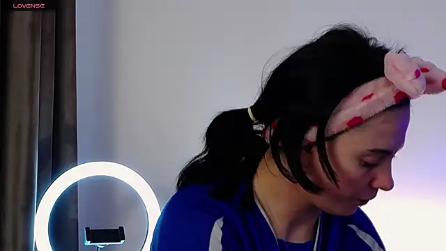 AveryWillow online show from March 6, 2025, 1:46 pm