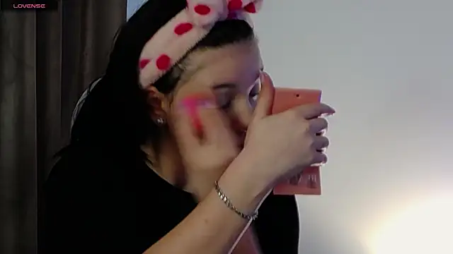 AveryWillow online show from March 12, 2025, 12:57 pm