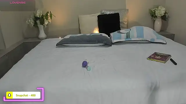 naomiii   online show from April 15, 2026, 12:01 pm