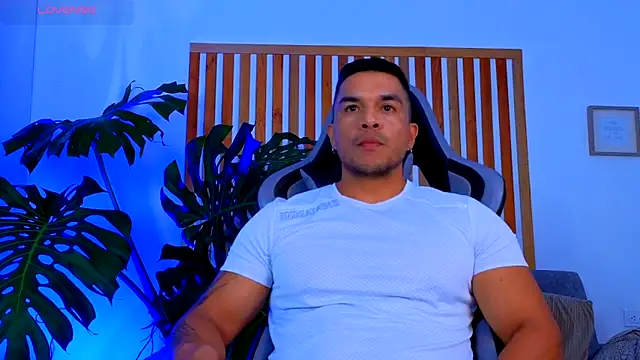 Snapshot of estebandelouis chatting on May 23, 2026, 1:00 am estebandelouis online show from May 23, 2026, 1:00 am