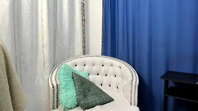 Analia18  online show from January 8, 2025, 6:31 pm