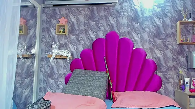 EMMAPARISS online show from October 17, 2025, 11:57 am