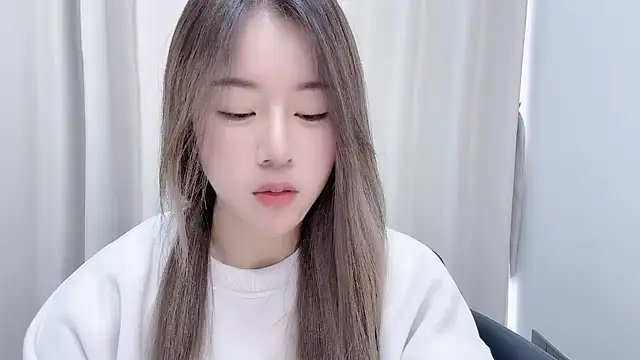 chloe-01 online show from December 17, 2024, 12:22 pm