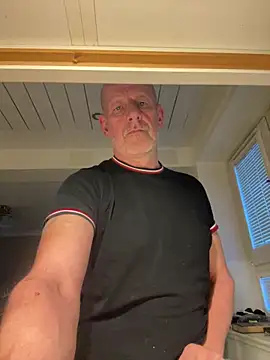 Snapshot of malematureisbest chatting on December 14, 2025, 3:39 pm malematureisbest online show from December 14, 2025, 3:39 pm