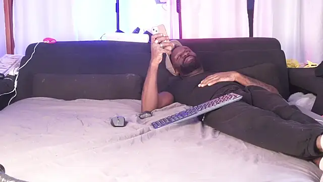 MacTroy online show from October 5, 2025, 4:27 pm