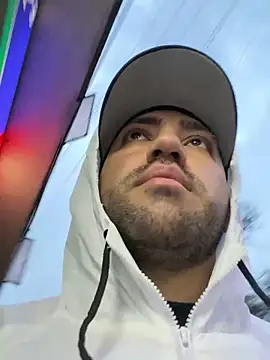 JuanZapata33 online show from March 4, 2025, 11:11 pm