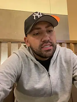 JuanZapata33 online show from December 17, 2025, 11:00 pm