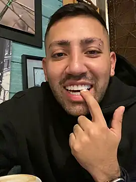 Snapshot of JuanZapata33 chatting on February 18, 2026, 11:44 pm JuanZapata33 online show from February 18, 2026, 11:44 pm