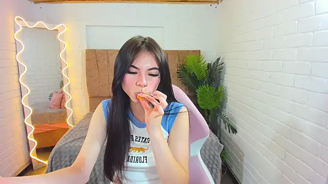 Snapshot of Roxanne_tay chatting on December 24, 2024, 9:00 pm Roxanne tay online show from December 24, 2024, 9:00 pm