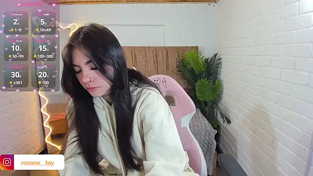 Snapshot of Roxanne_tay chatting on December 30, 2024, 7:53 pm Roxanne tay online show from December 30, 2024, 7:53 pm