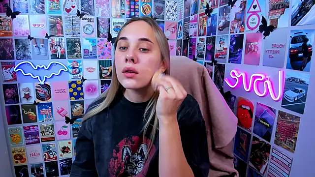 MiaMilas online show from October 7, 2025, 4:09 am