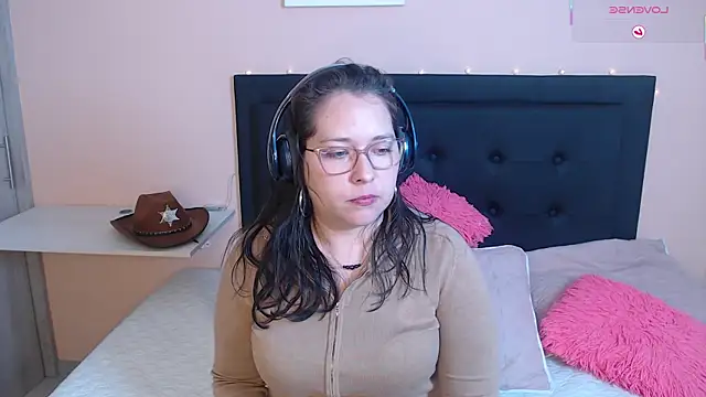 Snapshot of May_Carlier chatting on October 4, 2025, 1:36 am May Carlier online show from October 4, 2025, 1:36 am