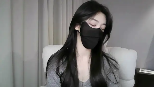 xiaxia-baby  online show from December 17, 2025, 4:57 pm