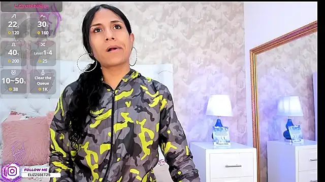 Eliza Thaylor   online show from December 31, 2024, 2:03 pm